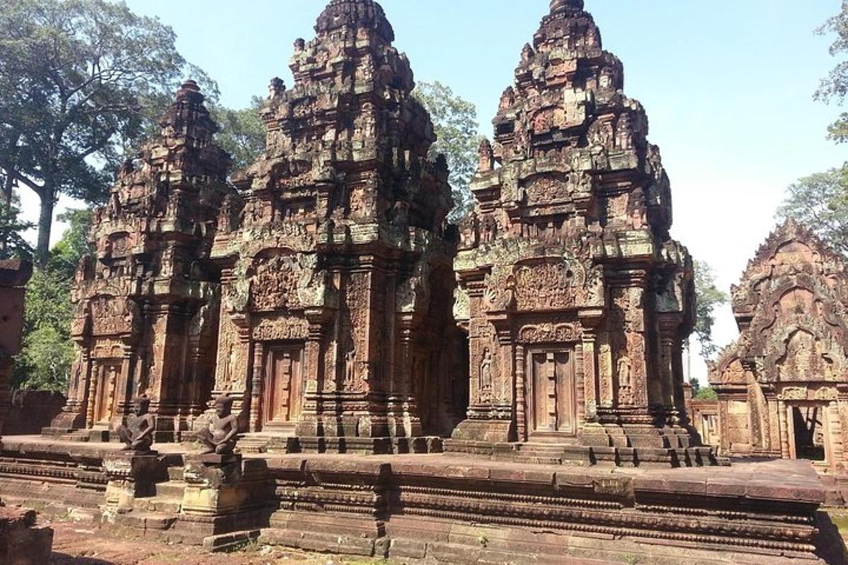 un grup d'estructures ornamentades en un temple