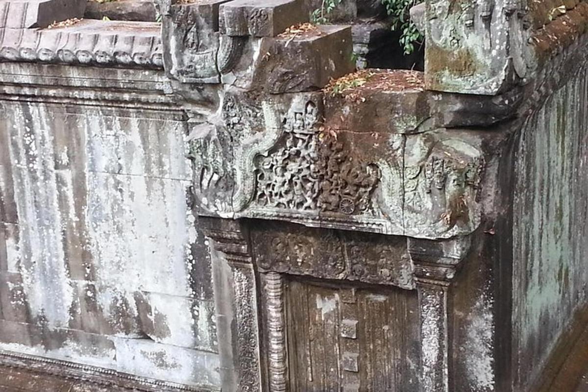 un mur de pedra amb una estàtua al costat
