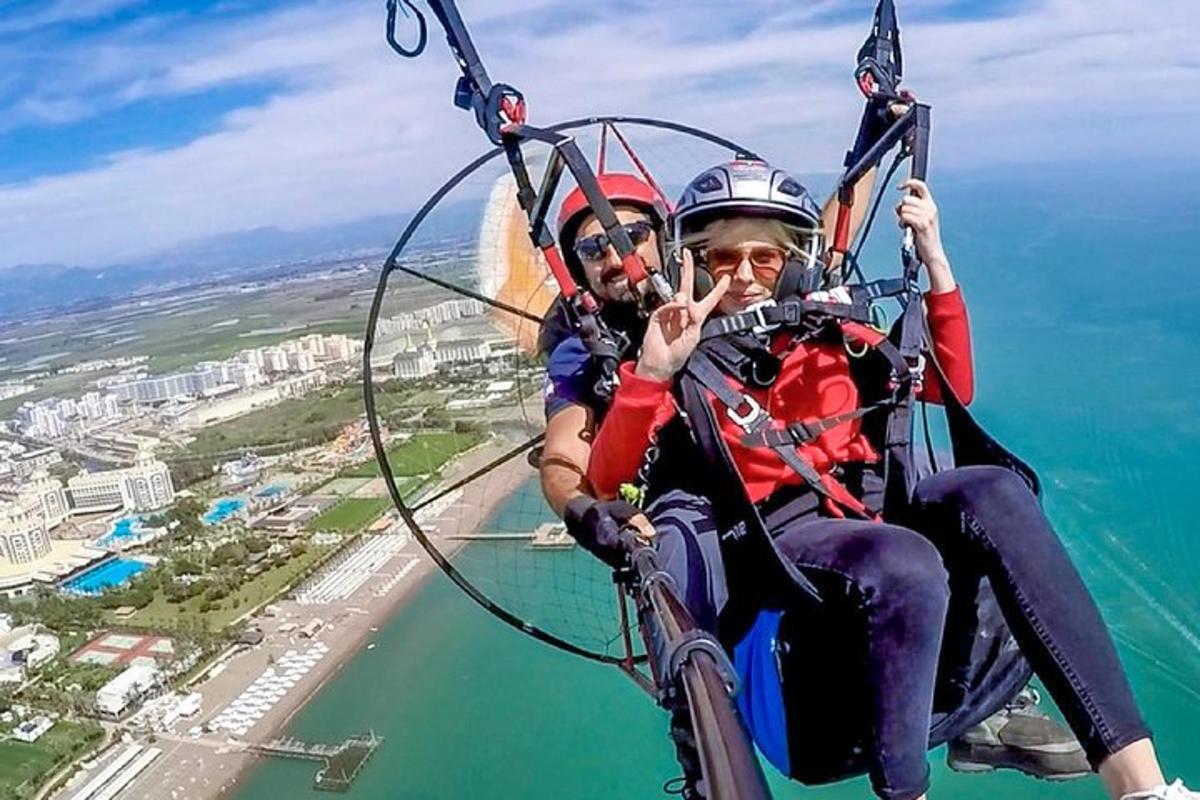 su üzerinde zipline üzerinde seyahat eden iki kişi
