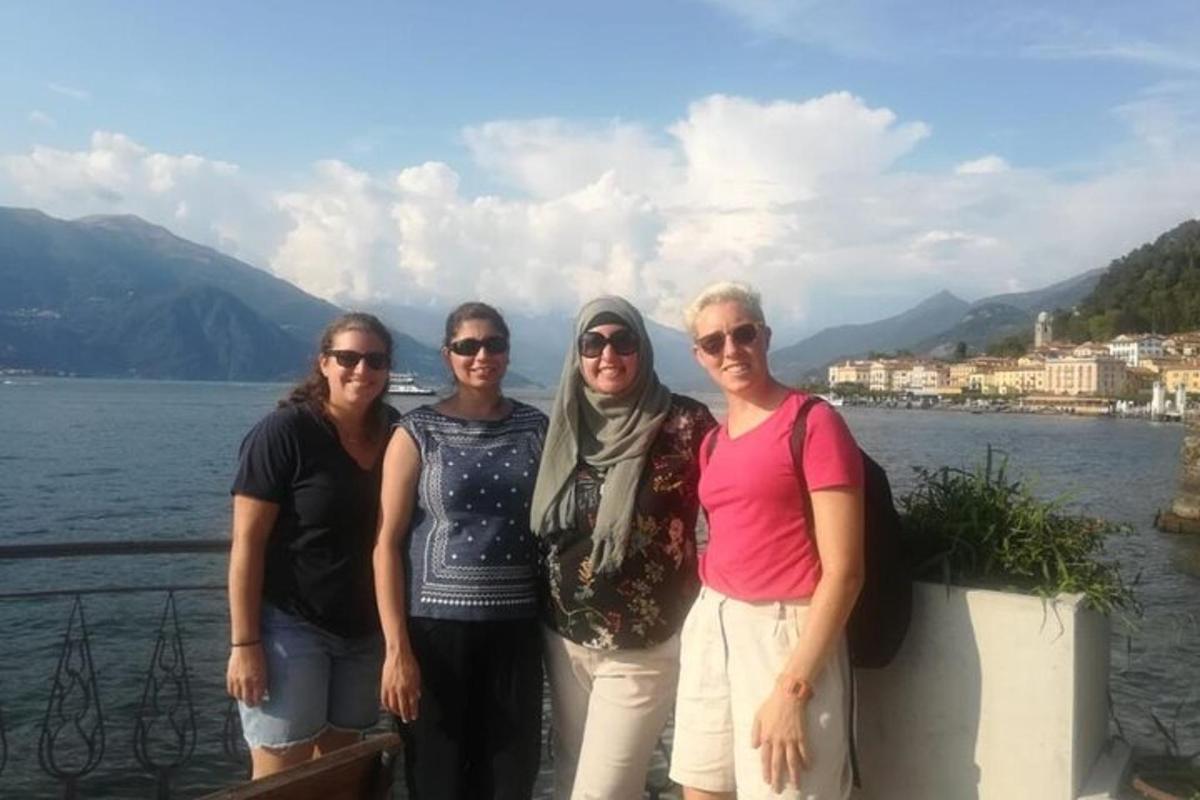 un gruppo di donne in piedi accanto a uno specchio d'acqua