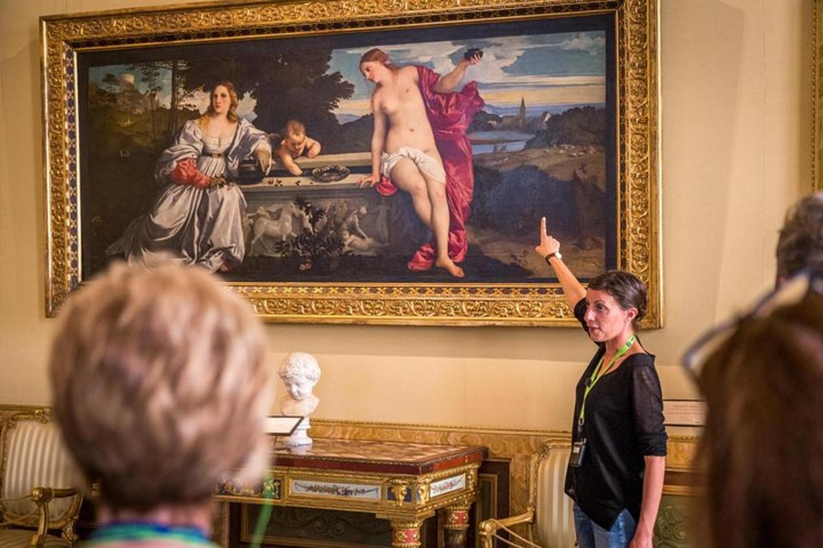 kobieta stojąca przed obrazem w muzeum