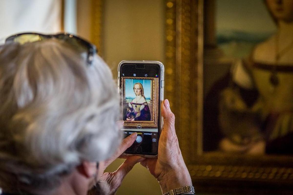 una persona tomando una foto de una mujer con un teléfono celular