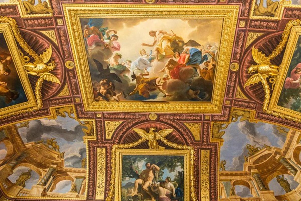una habitación con pinturas en los techos de un edificio