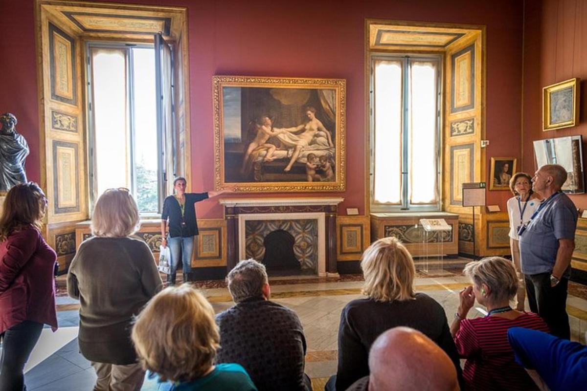 Un grupo de personas mirando una pintura en un museo.