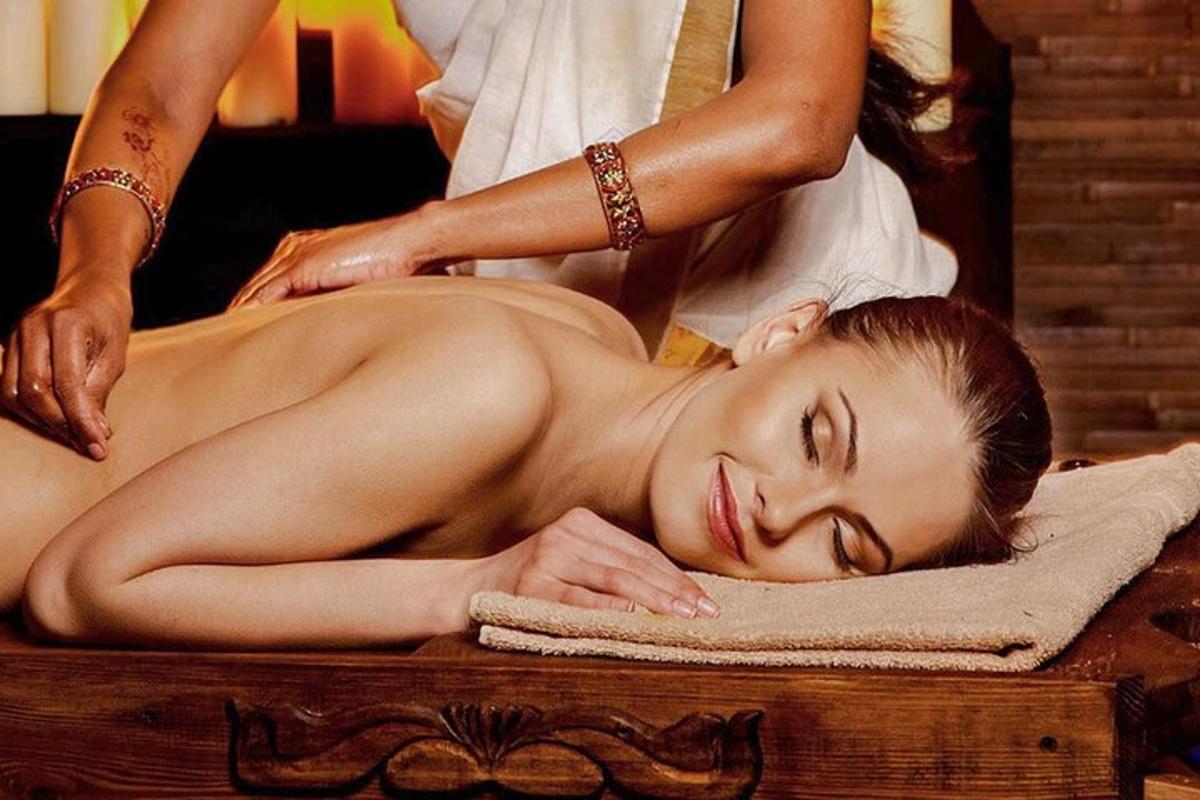 una donna che riceve un massaggio in una spa