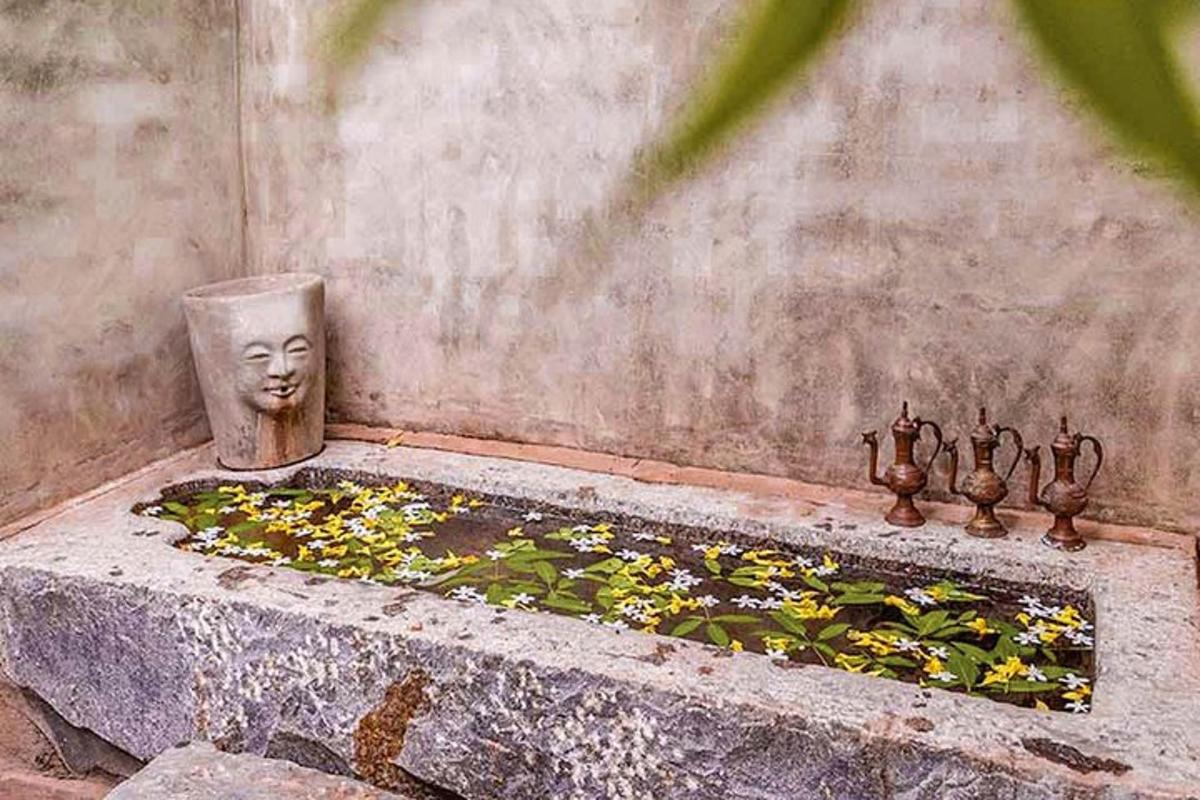 patung kepala dan kolam bunga