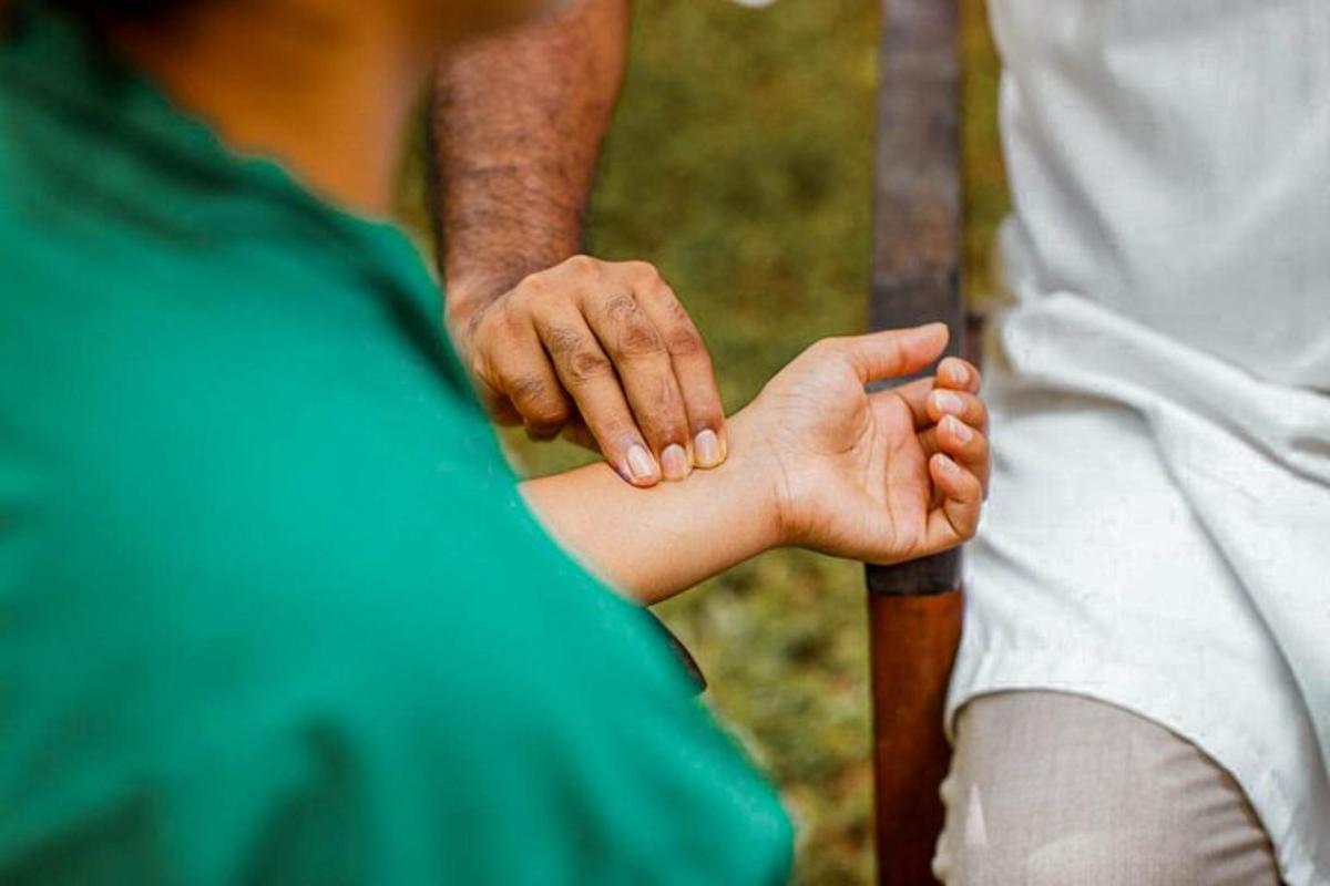 un uomo anziano che tiene la mano di una donna
