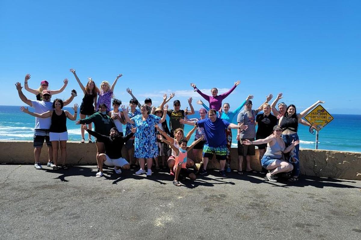 sekumpulan orang bergambar di pantai