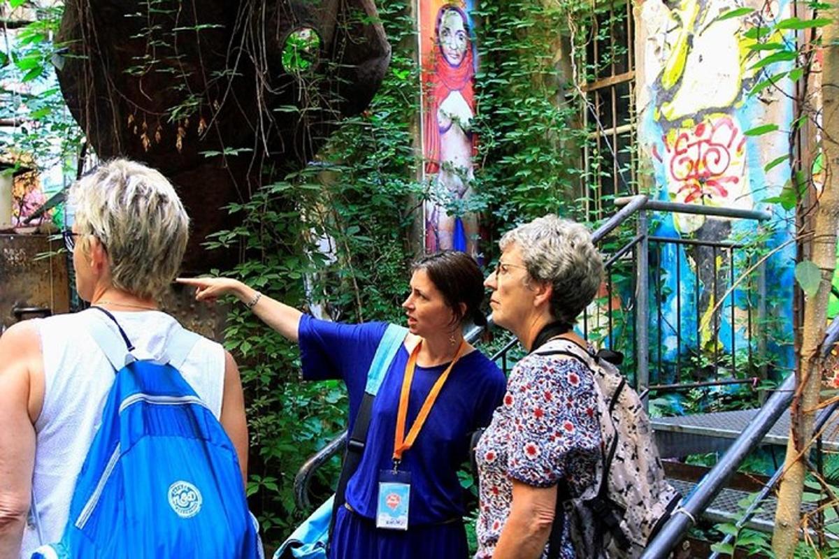 μια ομάδα ανθρώπων που στέκονται μπροστά σε ένα δέντρο