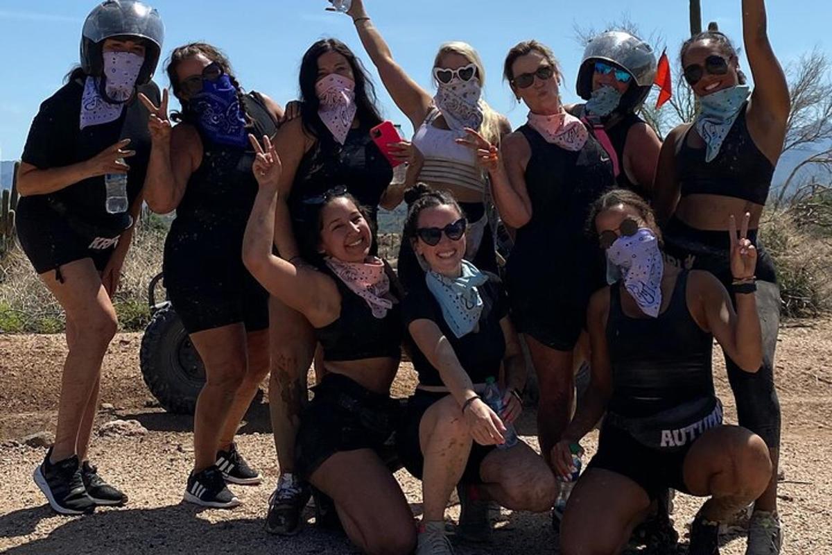 un gruppo di donne in costume che posano per una foto