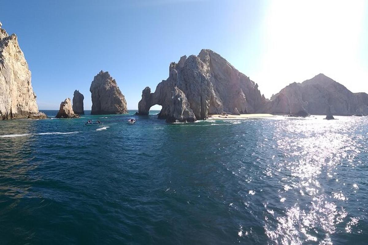 Blick auf einen Strand mit Felsen im Wasser