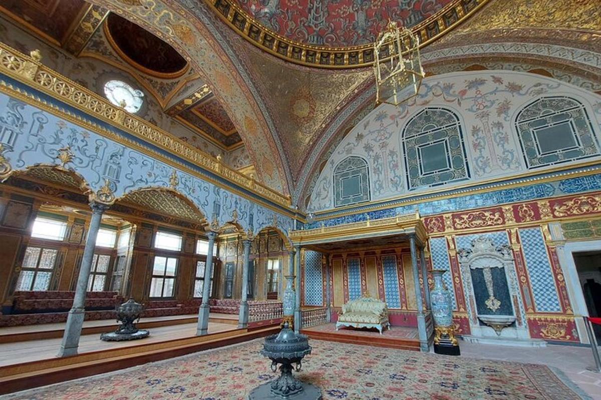 Una habitación grande con un sofá en el medio de un edificio.