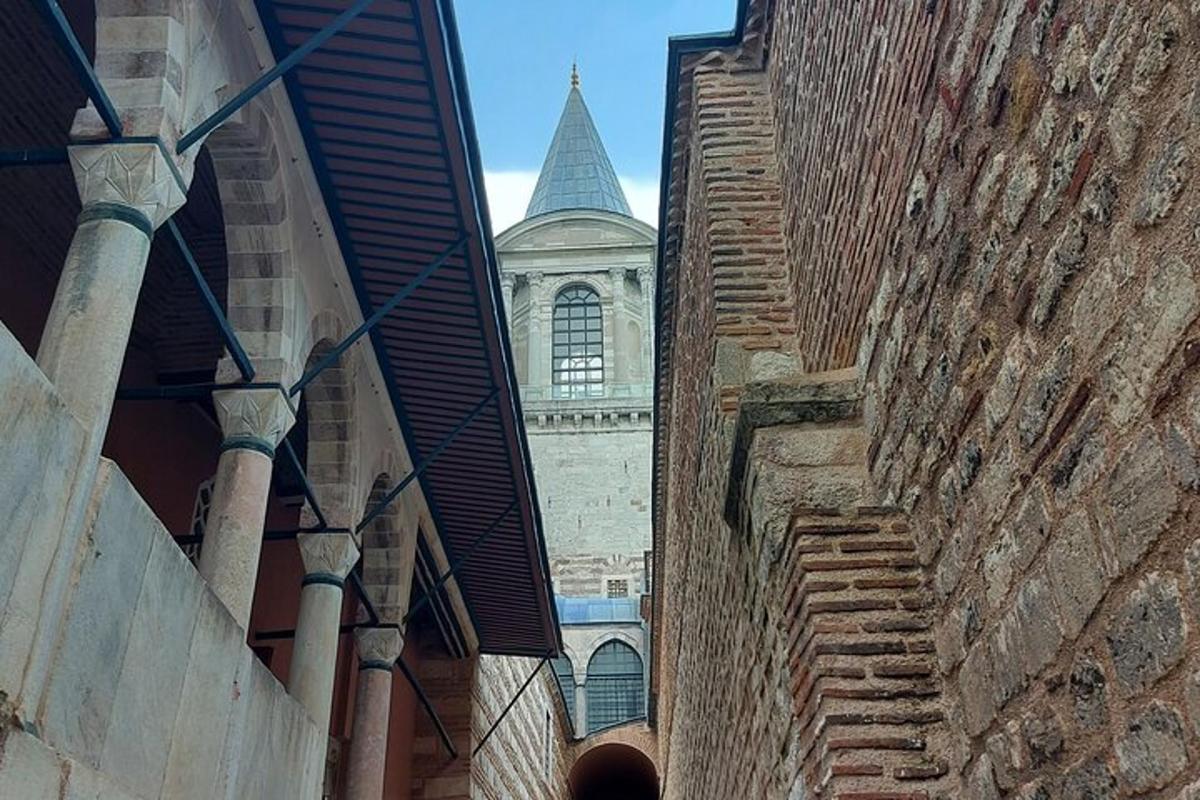 Una vista de una iglesia desde entre dos edificios.