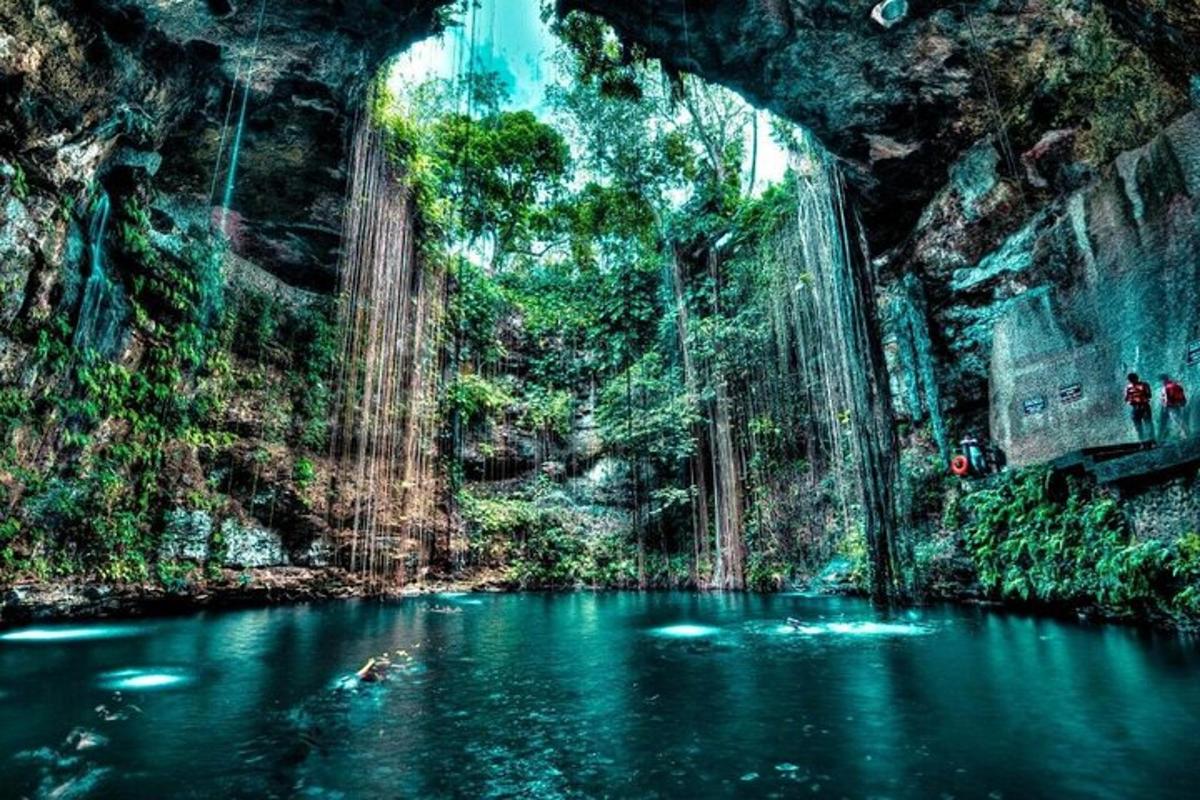 ein Wasserbecken in einer Höhle mit Wasserfall