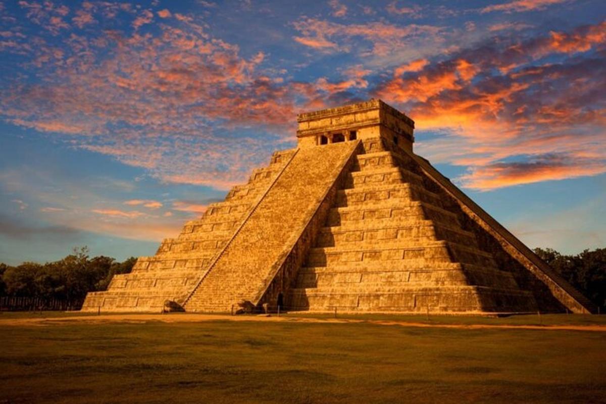 eine Pyramide mit einem bewölkten Himmel im Hintergrund