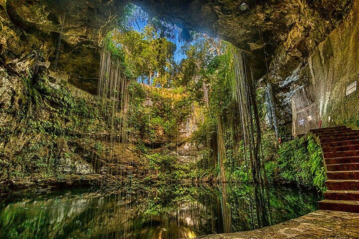 ein Gemälde eines Flusses in einer Höhle