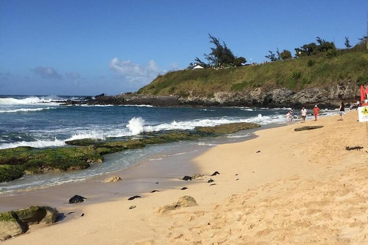 pantai dengan orang berjalan di atas pasir dan lautan