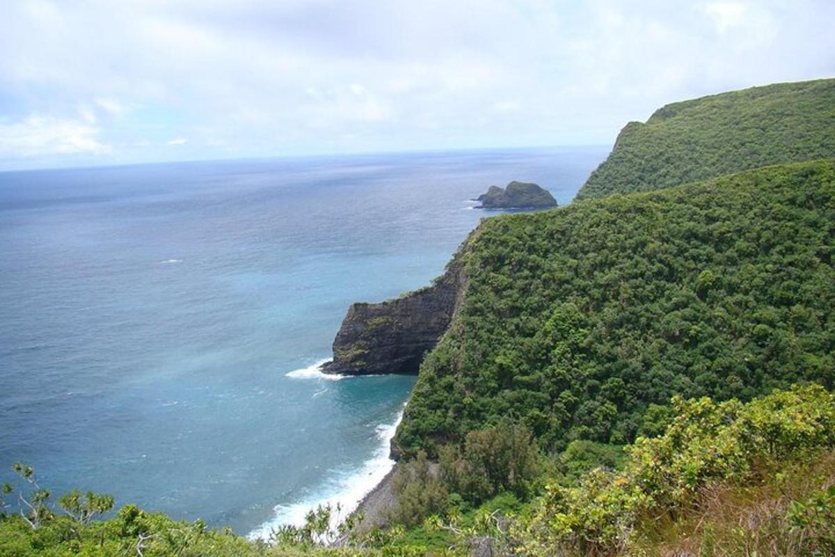 pemandangan lautan dari atas bukit