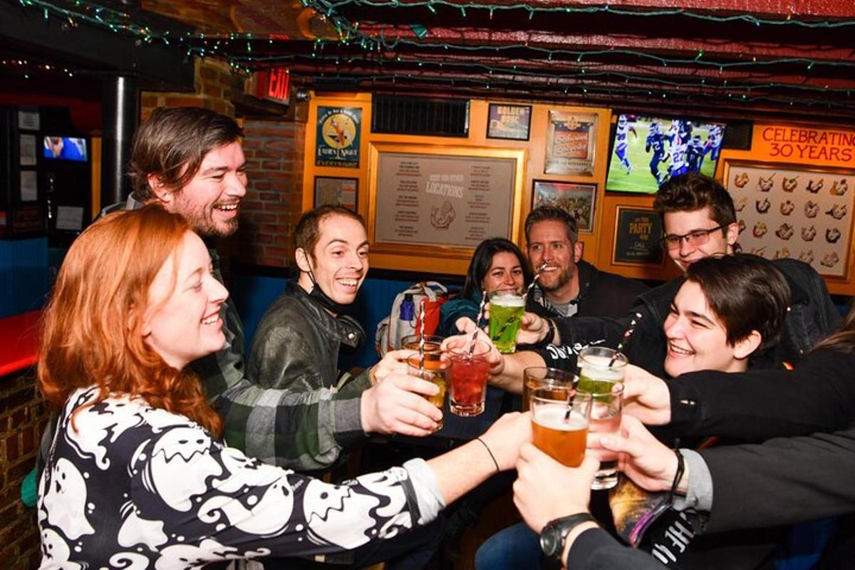 um grupo de pessoas bebendo cerveja em um bar