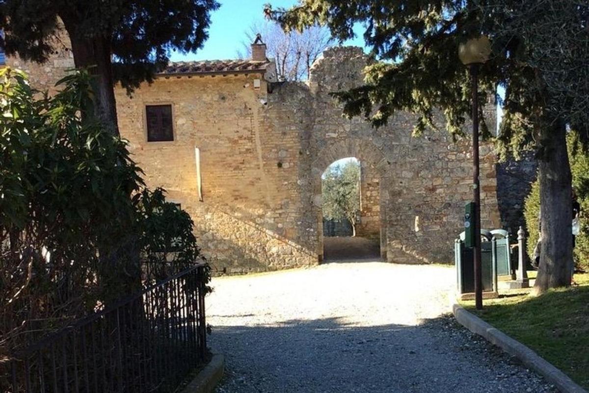 un ingresso a un edificio in pietra con un cancello