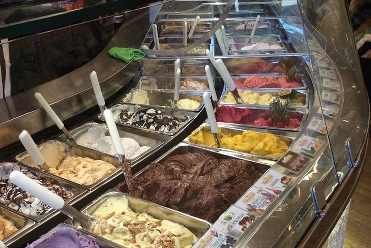 Una vitrina llena de diferentes tipos de alimentos