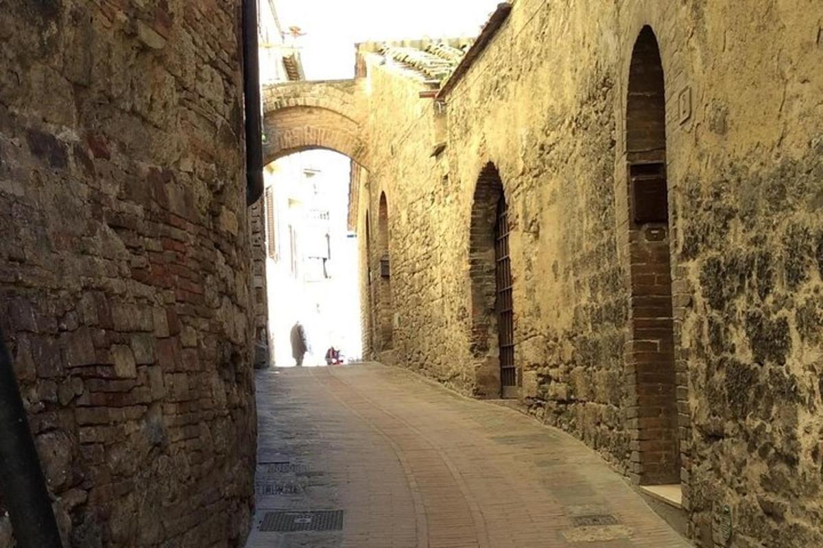 un vicolo in un vecchio edificio in pietra con un arco