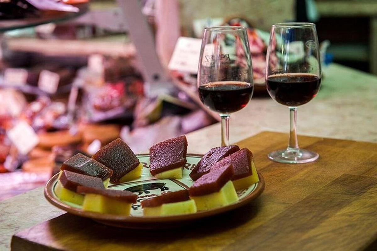 un plato de comida y dos copas de vino