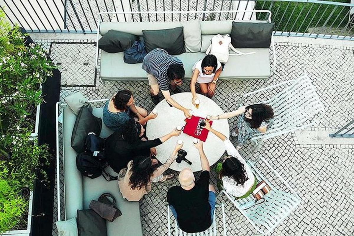 un grupo de personas sentadas alrededor de una mesa