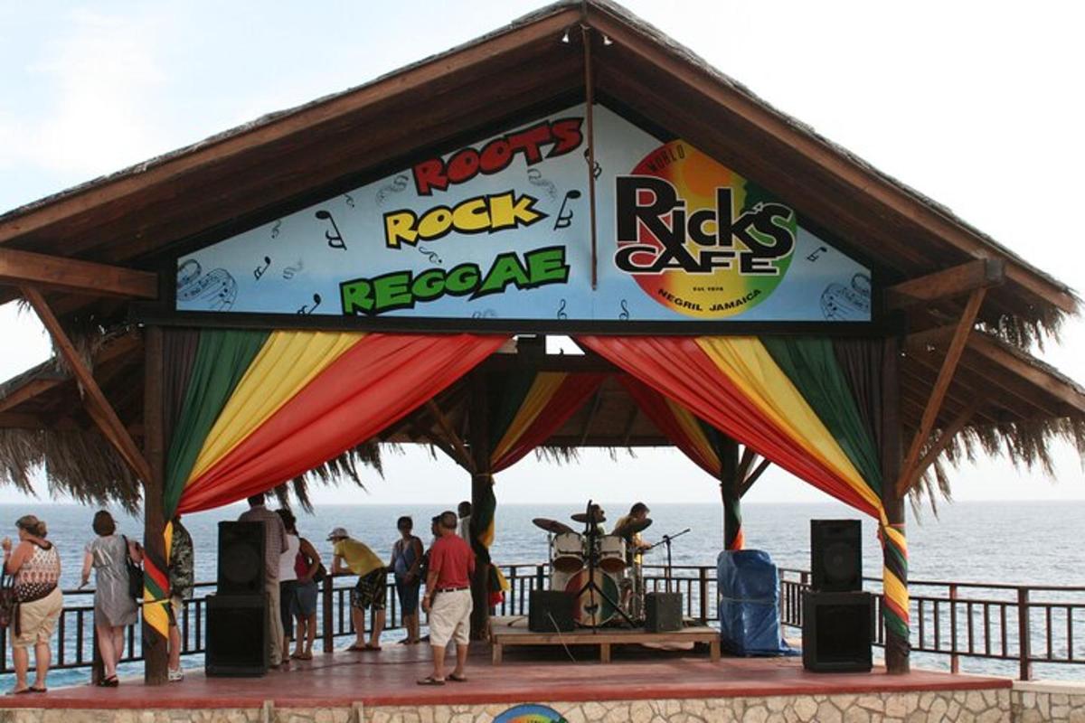 orang berdiri di sekeliling kafe rock reverbgae di pantai