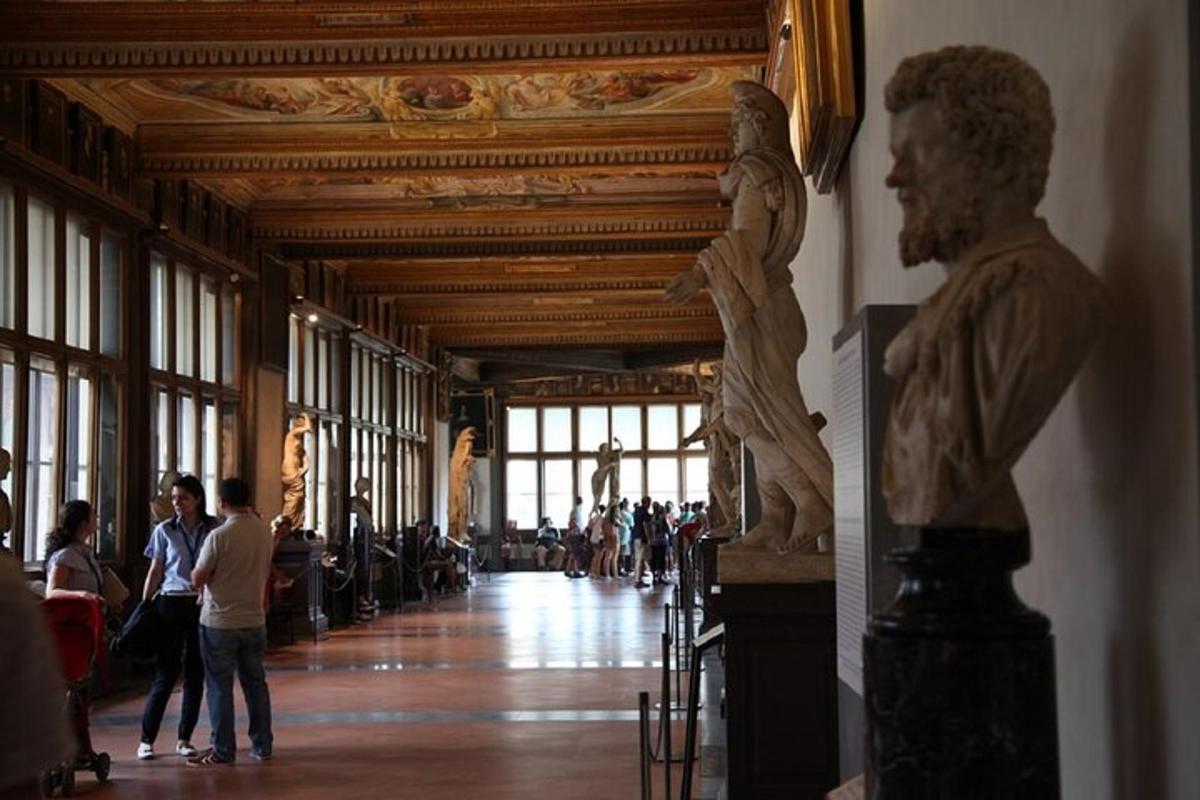 lorong dengan orang berdiri di muzium dengan patung