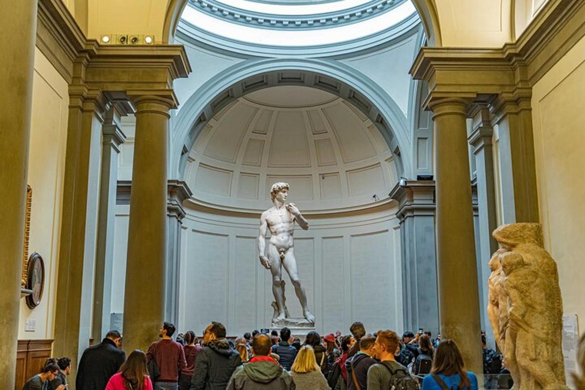 orang ramai melihat patung di muzium