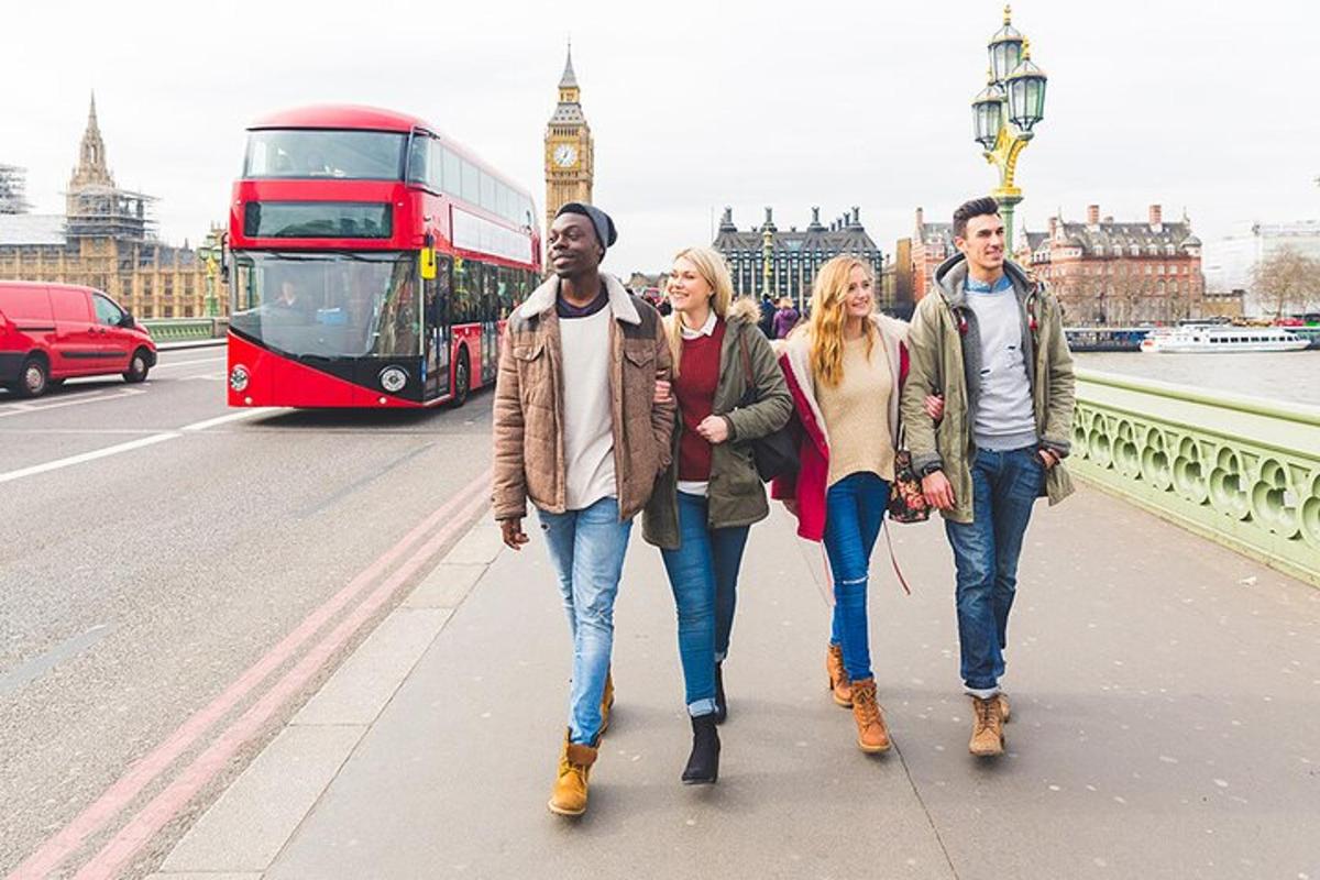 un gruppo di persone che camminano lungo un ponte davanti a un autobus