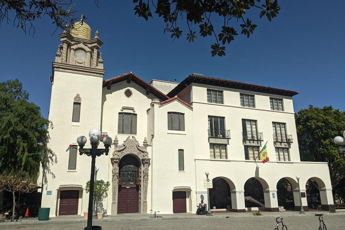 un grande edificio bianco con una torre dell'orologio
