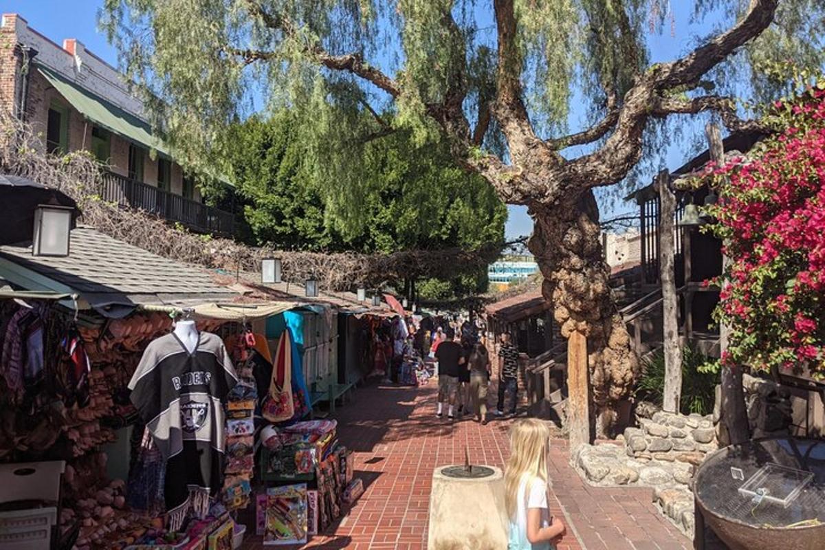 una bambina che cammina lungo una strada in un mercato