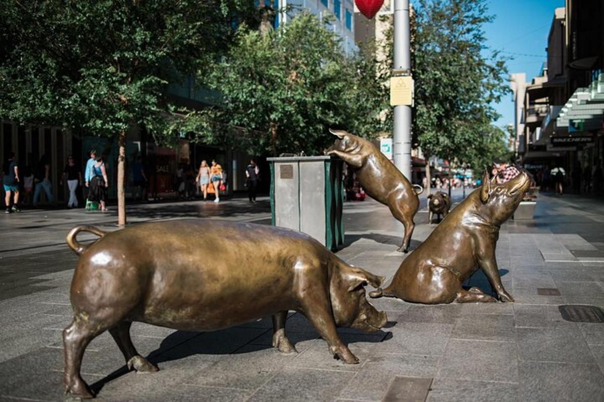 due maiali di bronzo sul ciglio di una strada