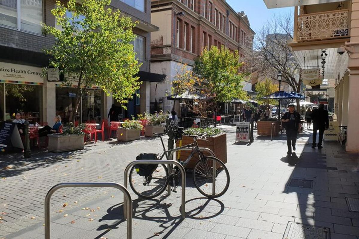 una bicicletta parcheggiata su un marciapiede in una città