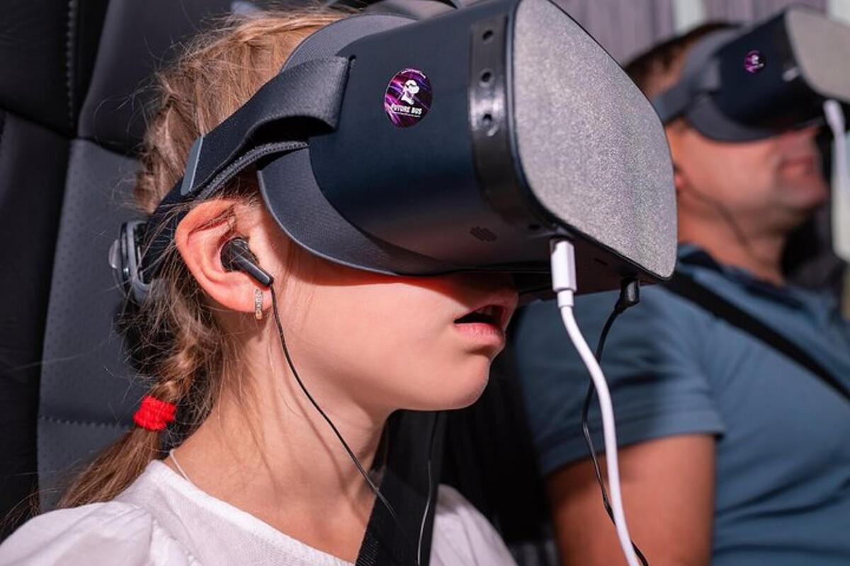 žena koja nosi kacigu za virtualnu stvarnost na glavi