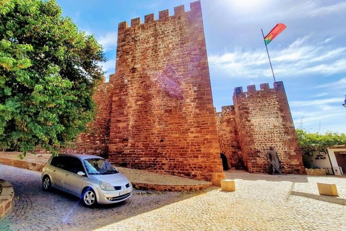 auto zaparkované před cihlovou budovou s vlajkou