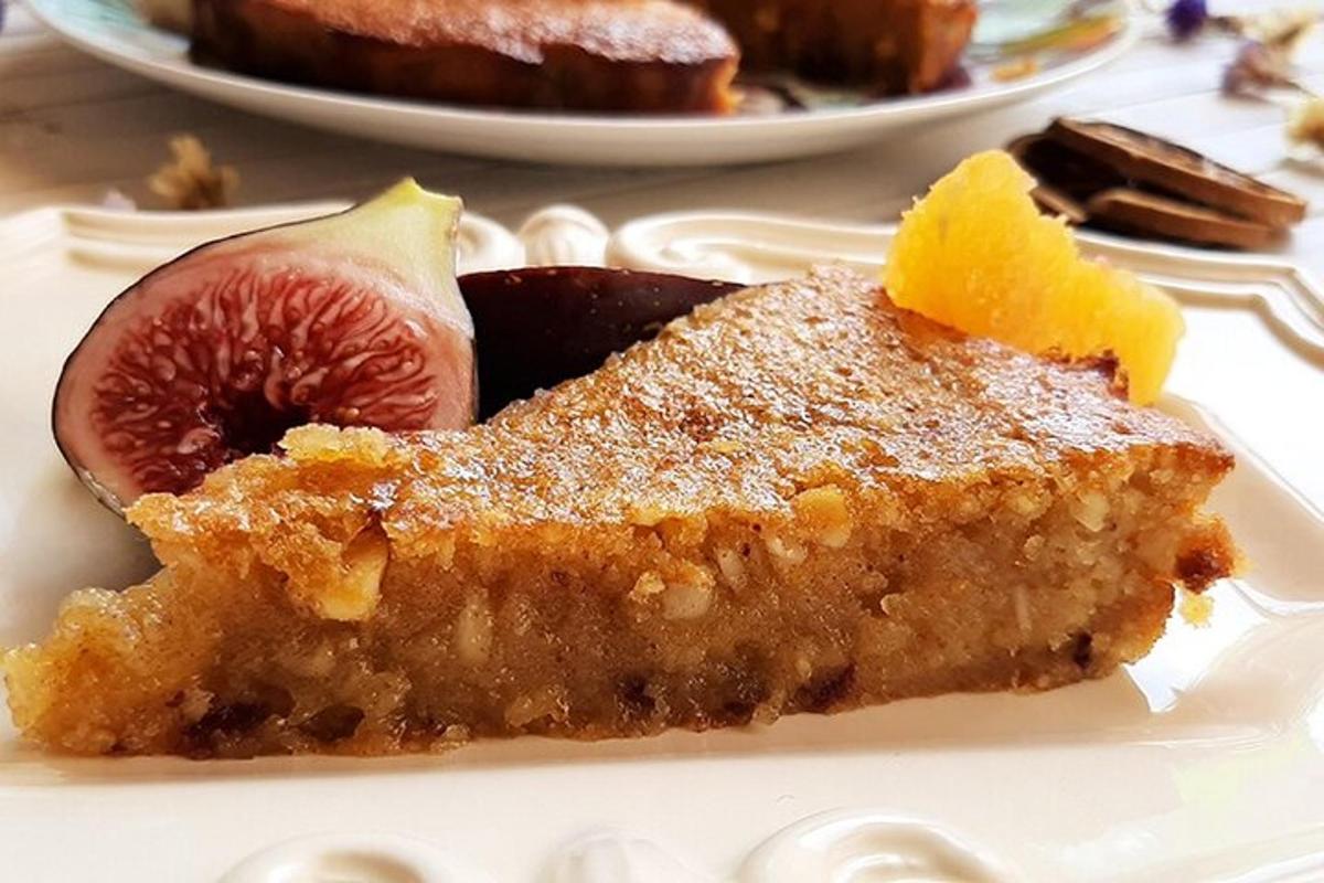 kus dortu na bílém talíři s grapefruitem