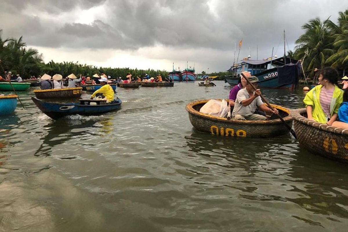 un grupo de personas en pequeñas embarcaciones en un cuerpo de agua