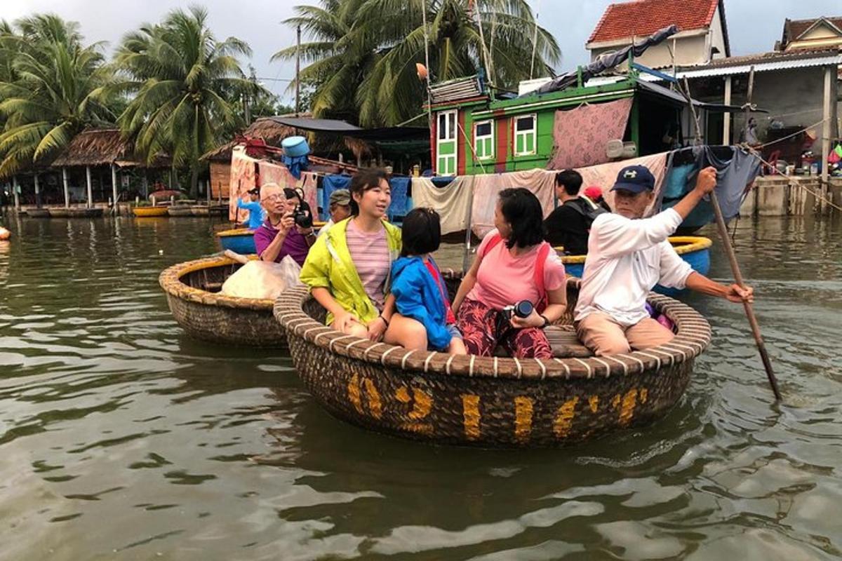 sekumpulan orang yang menaiki bakul di dalam air