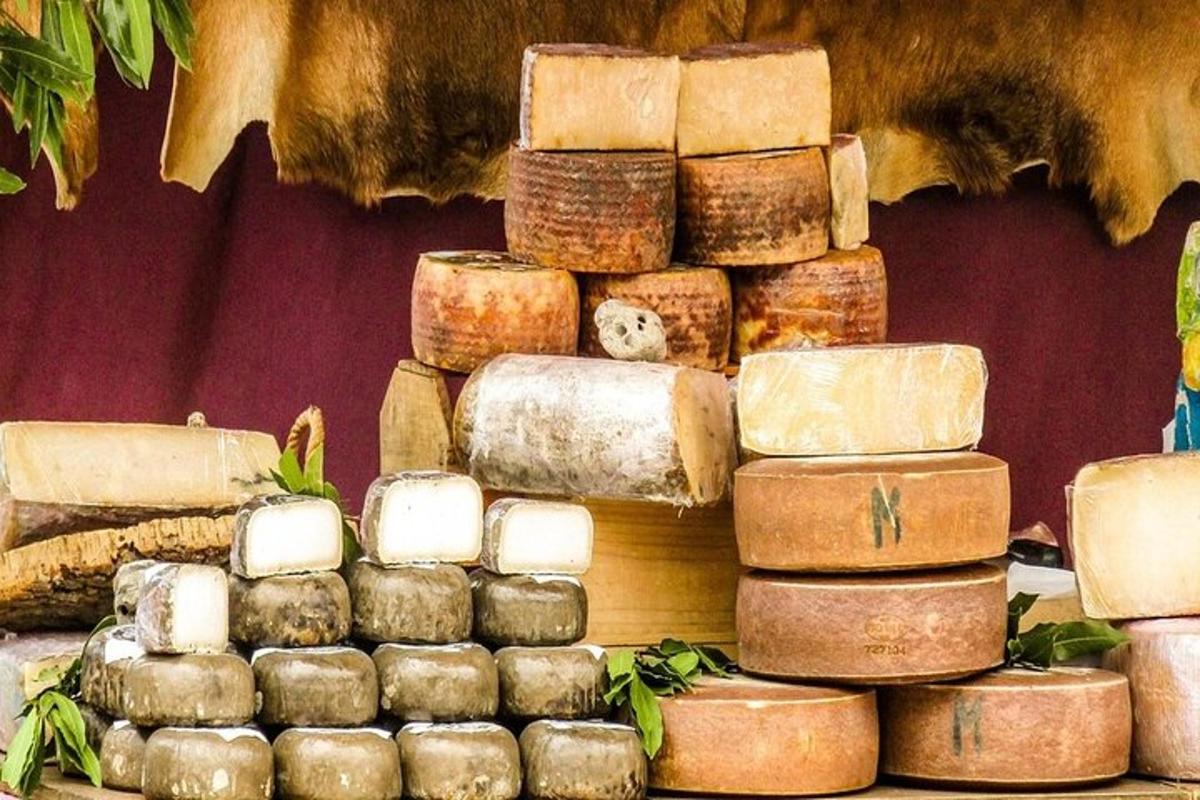 ένα σωρό τυριά στοιβαγμένα το ένα πάνω στο άλλο