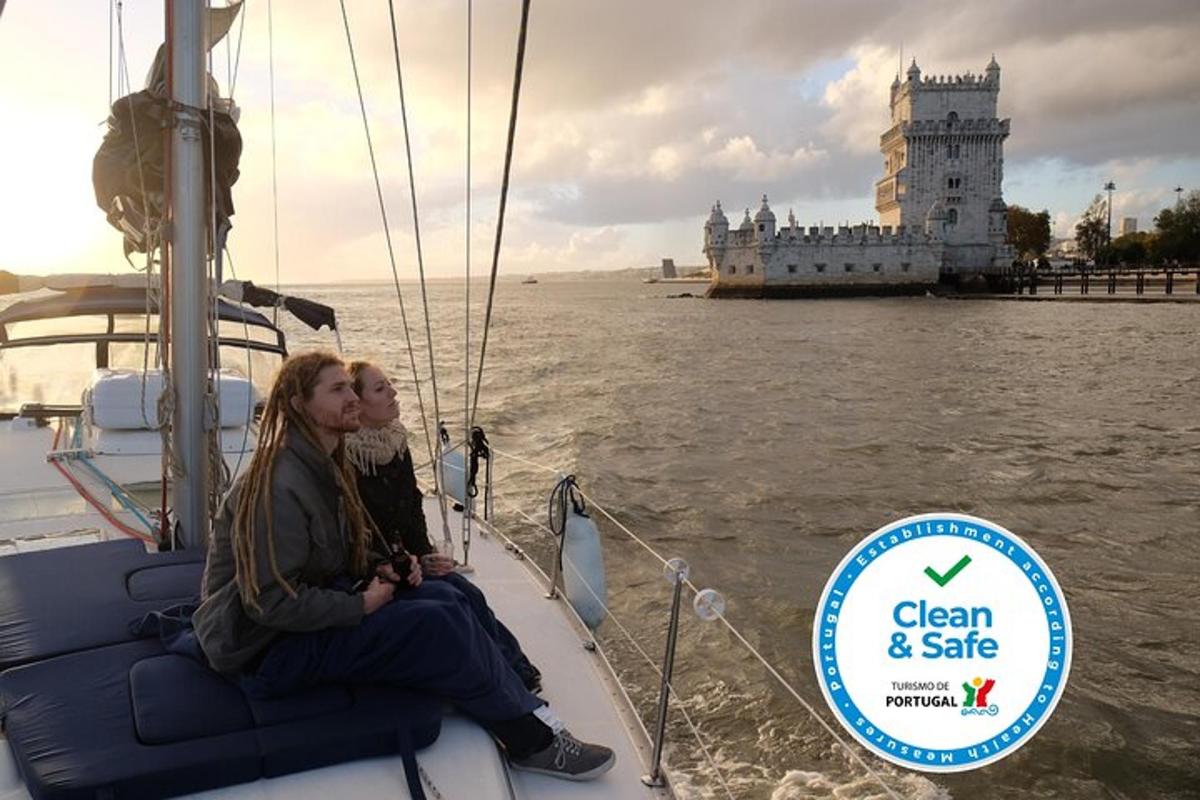 Dos mujeres sentadas en un barco en el agua con el Big Ben