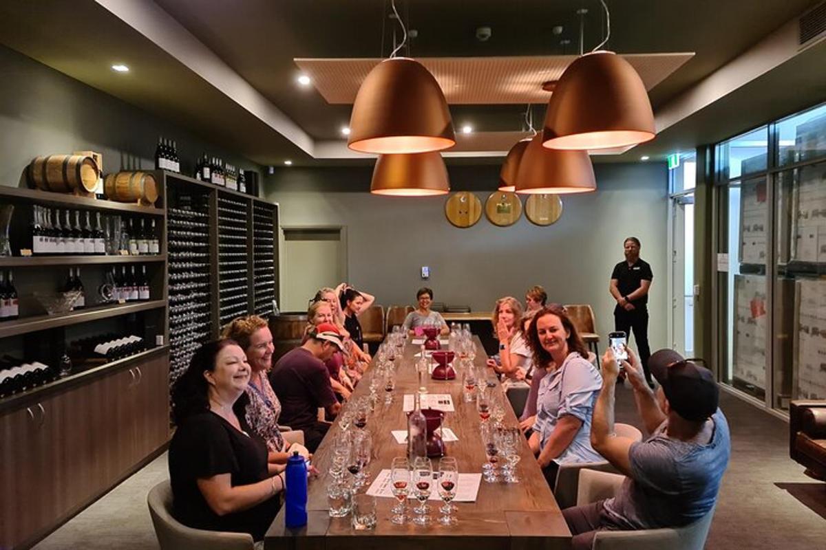 skupina lidí sedících kolem dlouhého stolu v restauraci