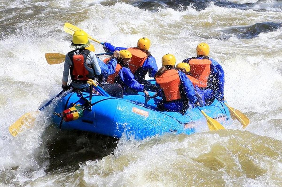 група людей на плоту у воді