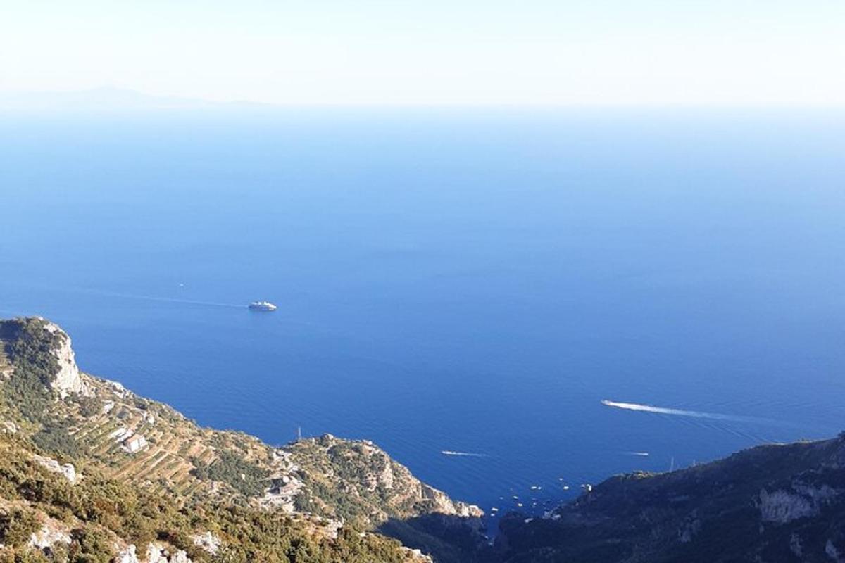 helikopter leti nad oceanom na gori