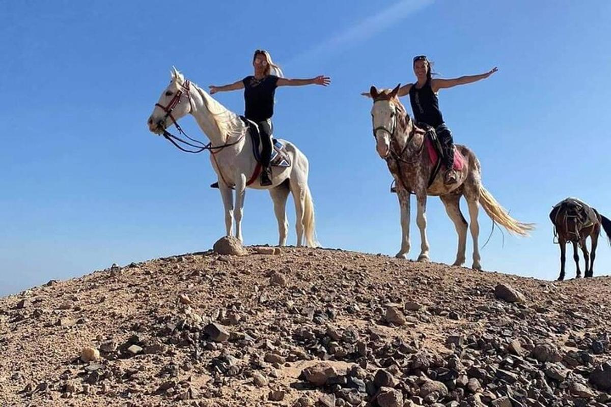 tres dones muntant a cavall al cim d'un turó