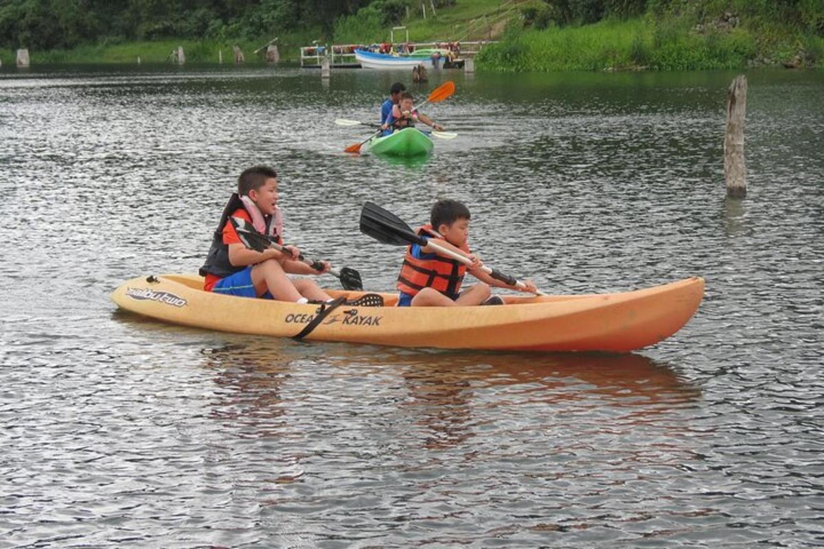 un grupo de personas en un kayak en un lago