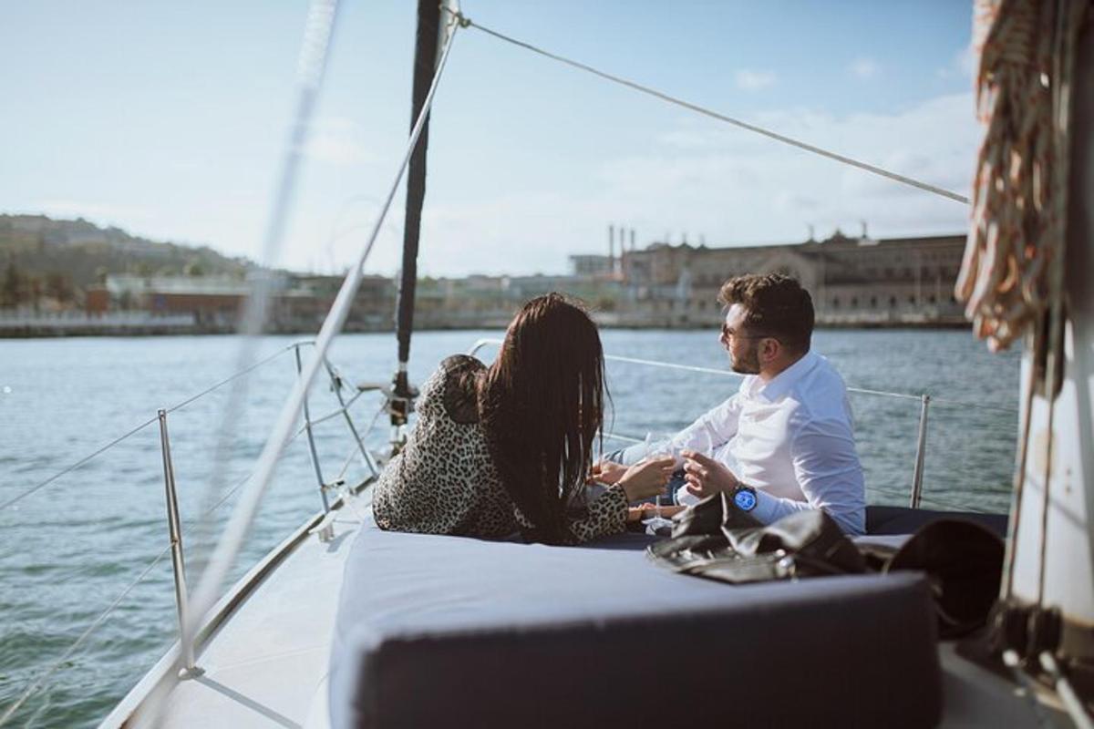 een man en een vrouw zitten op een boot in het water