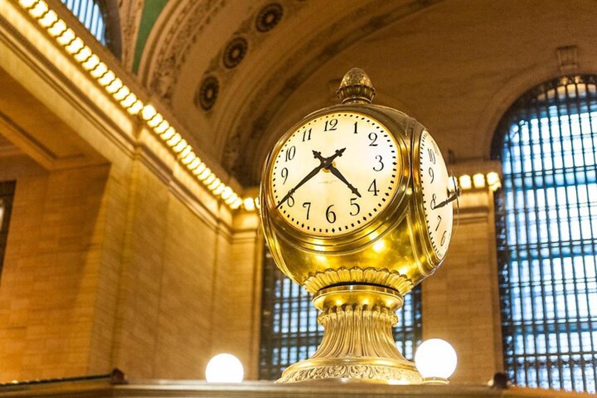 un grande orologio d'oro in un edificio con finestre